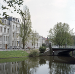 849388 Gezicht op de Stadsbuitengracht te Utrecht, met de huizen Maliesingel 19 -hoger en rechts de Herenbrug.